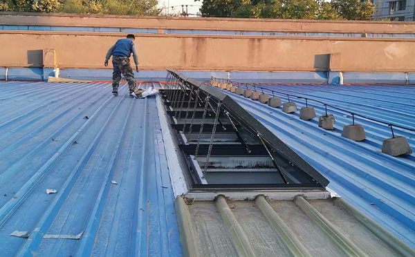 某区域性物流仓储中心泾源排烟窗系统安装项目