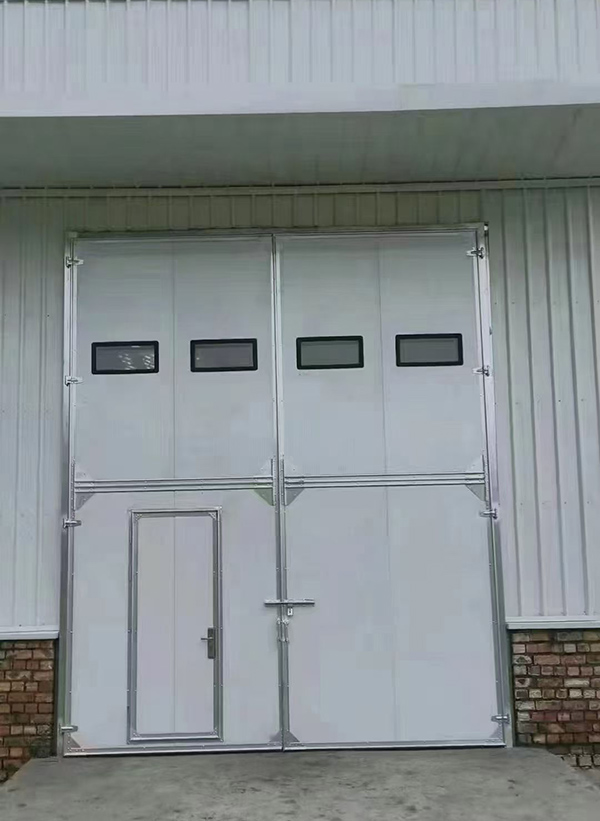 泾源工业门在设备装配车间出入口的实施记录